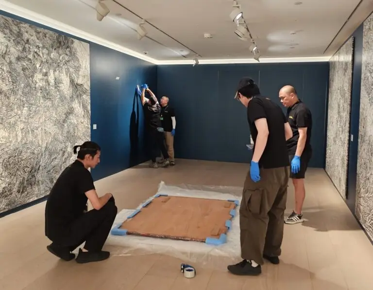 fine_art_logistics_team_handling_art