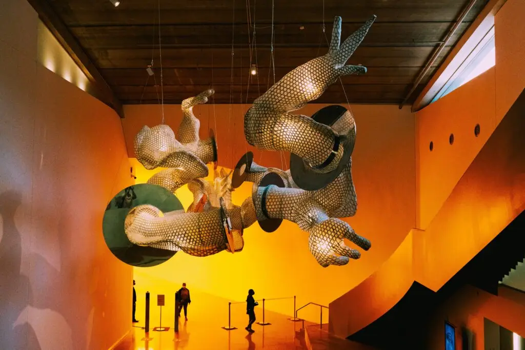 bonds_fine_art_logistics_installing_art_museum