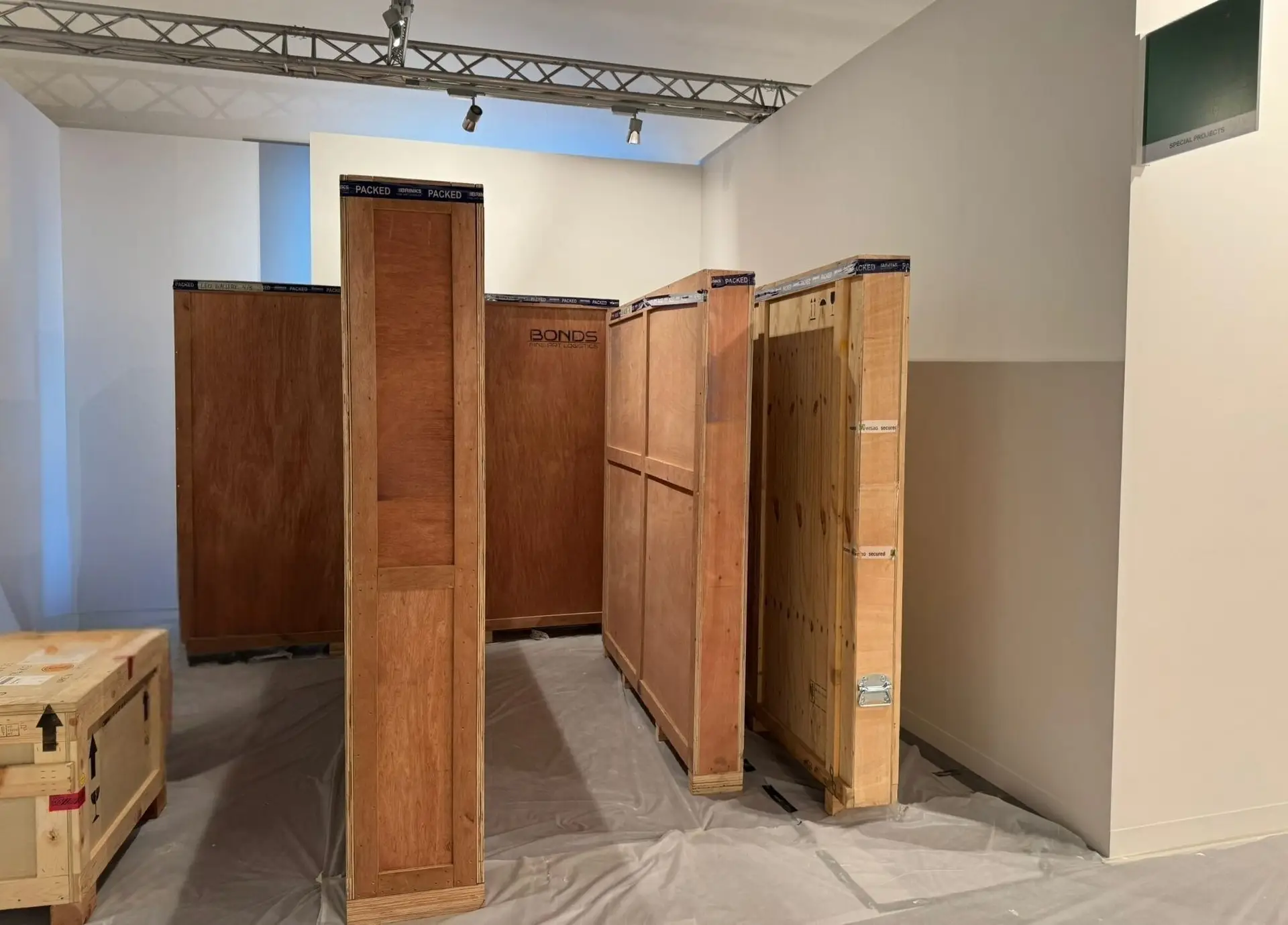 tailored_made_wood_crates_for_art_paintings